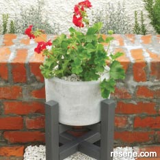 Make a concrete pot and planter stand