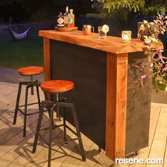 Make a recycled pallet outdoor bar